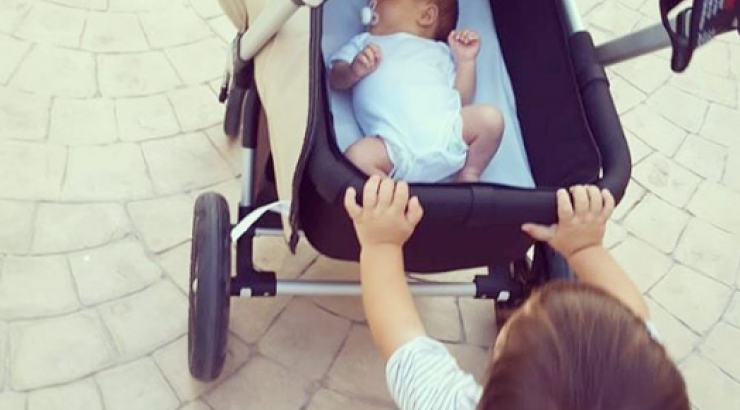 Ότι πιο γλυκό θα δεις σήμερα! Ο μεγάλος γιος ζευγαριού της κυπριακής showbiz παίρνει βόλτα το νεογέννητο αδερφό του!