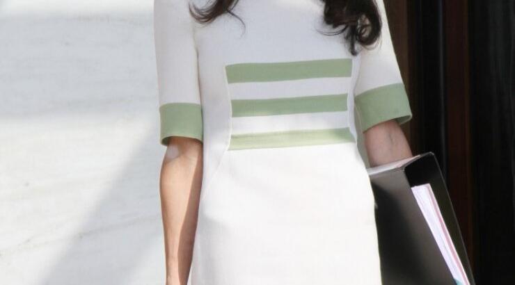 Amal Alamuddin Clooney: Η τσάντα των 970 ευρώ με το όνομά της 