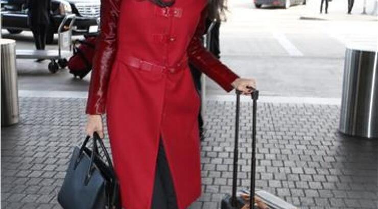 Amal Alamuddin: Εμφανίστηκε με παλτό αξίας 1.345 λιρών το οποίο μέσα σε λίγες ώρες ξεπούλησε [εικόνες]