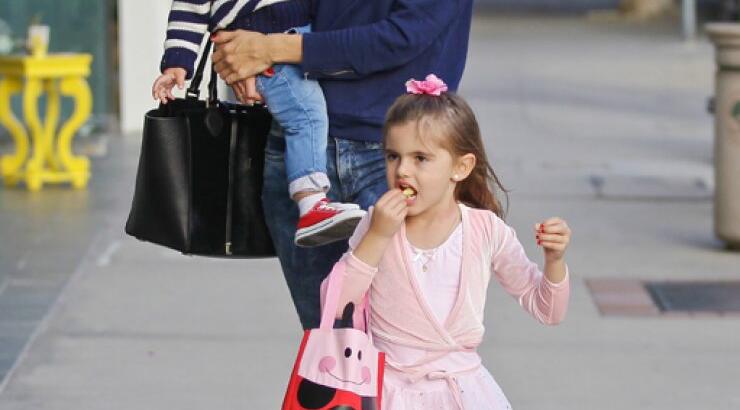 Allesandra Ambrosio: Σέξυ μαμά με τα όλα της!