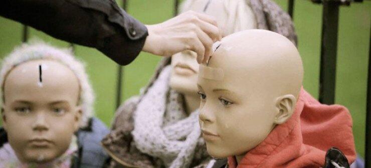 Οι περίεργοι κουμπαράδες που θυμίζουν άστεγους στο Αμστερνταμ -Μια πρωτότυπη καμπάνια που σάρωσε [βίντεο] 