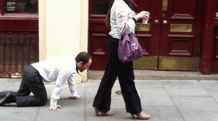 Τον σέρνει με λουράκι η σύντροφος του [εικόνες + βίντεο]