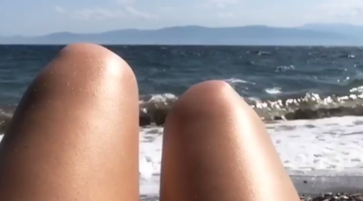Επώνυμη Κύπρια άρχισε τα μπάνια και ποζάρει με ολόσωμο μαγιό χωρίς ρετούς!