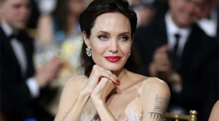 Angelina Jolie: Με αυτόν τον πασίγνωστο τραγουδιστή φημολογείται πως είναι σε σχέση [εικόνα]