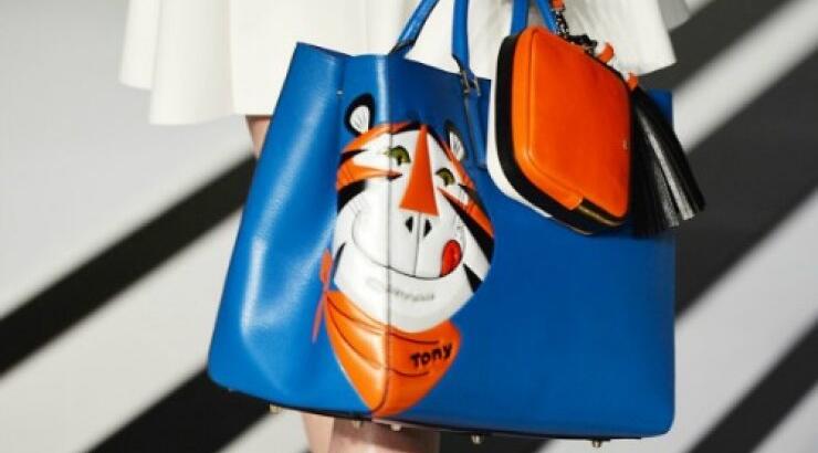 Η Anya Hindmarch σχεδιάζει τις ωραιότερες τσάντες της σεζόν