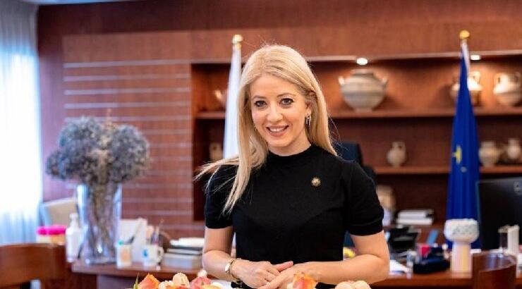 Αννίτα Δημητρίου: Η Πρόεδρος της Βουλής σε χαλαρές στιγμές να πετάει χαρταετό [εικόνα]