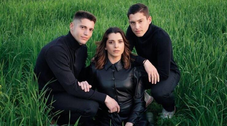 Αντωνία Χαραλάμπους: Το πιο τρυφερό στιγμιότυπο με τον αδερφό της να ξαπλώνει στη φουσκωμένη της κοιλίτσα!