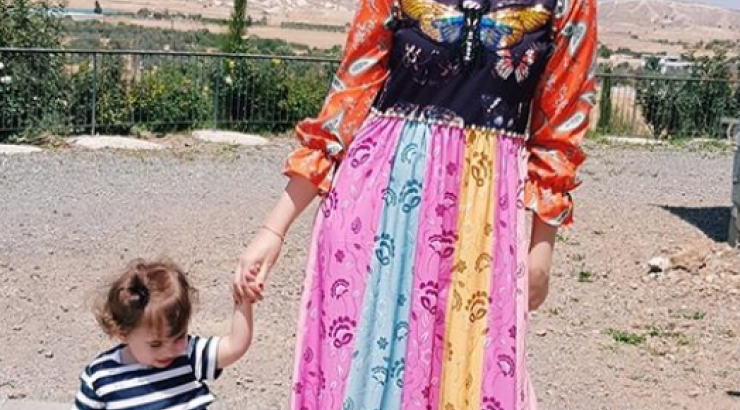 Είναι υπέροχη! Δείτε την ενάμιση έτους  κόρη της Άντρης Καραντώνη να τραγουδάει στα αγγλικά!