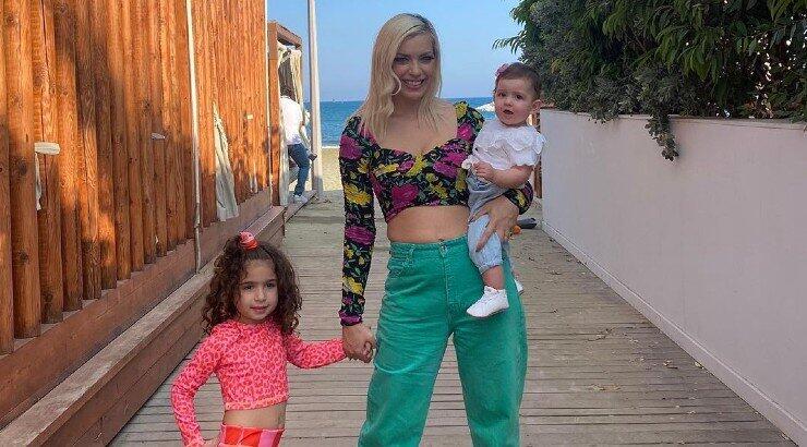 Άντρη Καραντώνη: Η απογευματινή εξόρμηση με τις δύο της κόρες στην παιδική χαρά! [εικόνες]