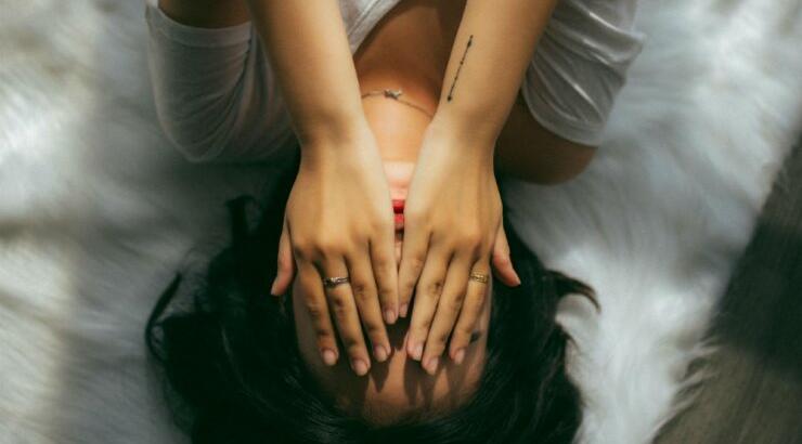 3 απλά tricks για να κατευνάσετε το άγχος από τις δυσάρεστες ειδήσεις