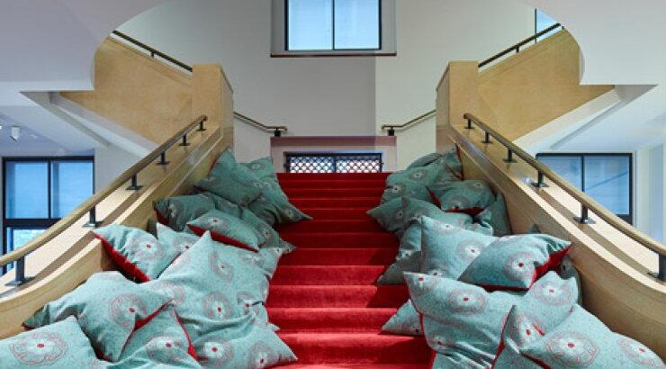 Κάτσε στα μαξιλάρια!