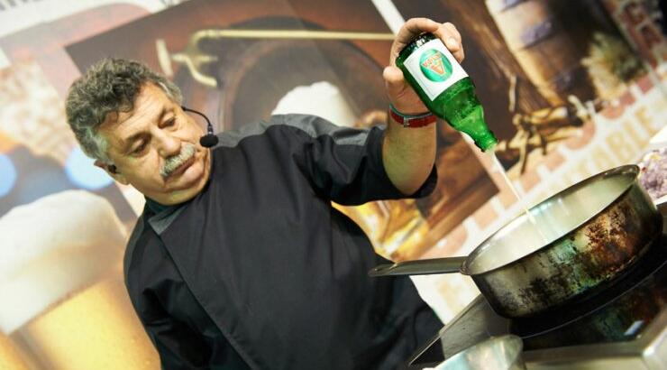 Δείτε τον Λευτέρη Λαζάρου να μαγειρεύει με μπύρα