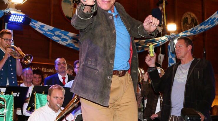 Από σταρ του Hollywood, κυβερνήτης και τώρα μαέστρος σε ορχήστρα [εικόνες]