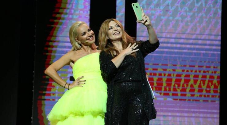 Χριστιάνα Αρτεμίου: Ανέβηκε στη σκηνή να παραλάβει το βραβείο της και ήθελε selfie με την παρουσιάστρια! [βίντεο]