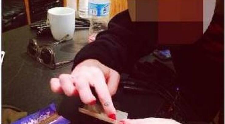 Φτιάχνει το τσιγαριλίκι της και η φωτογραφία της κάνει το γύρο του διαδικτύου!