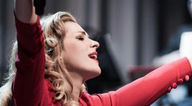 Η Νατάσσα Μποφίλιου επιστρέφει στην Κύπρο με τη Βαβέλ της