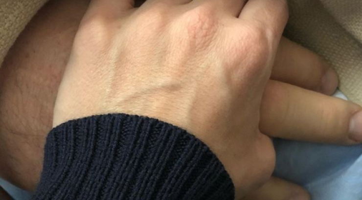 Στο χειρουργείο γνωστός ηθοποιός – Στο πλευρό του η σύζυγός του!