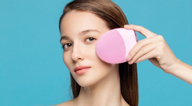 Ένα skincare gadget που χρησιμοποιούν οι celebrities για τέλεια επιδερμίδα