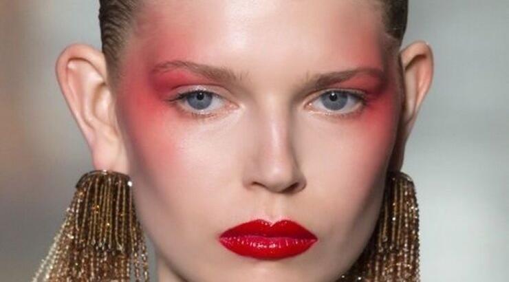 Το έντονο ρουζ είναι τάση!