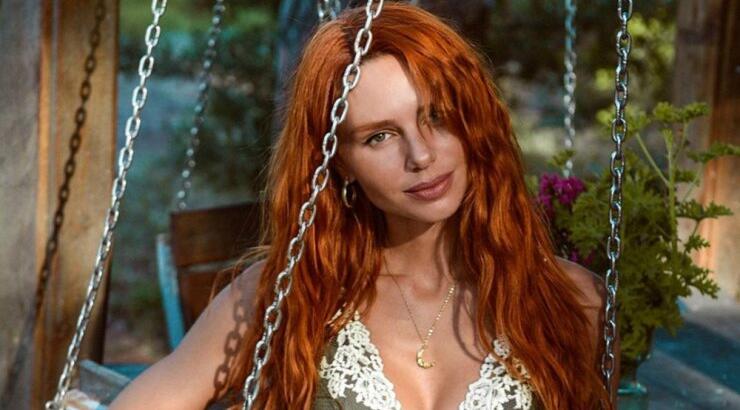 Έβελυν Καζαντζόγλου: Μας δείχνει το πιο stylish hair look που μπορείς να φτιάξεις μόνη σου με πρέσα [βίντεο]