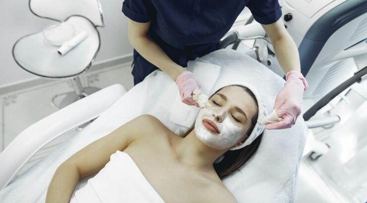 Ο σωστός καθαρισμός πριν από κάθε θεραπεία προσώπου με ή χωρίς νυστέρι