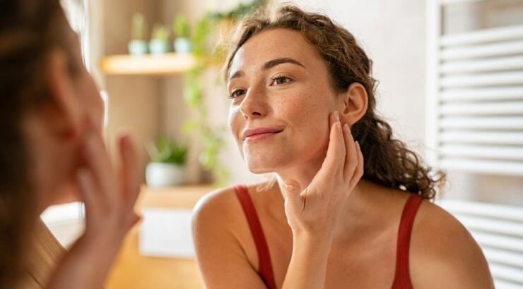 Ακμή μετά τα 25: Συμβουλές από τον δερματολόγο