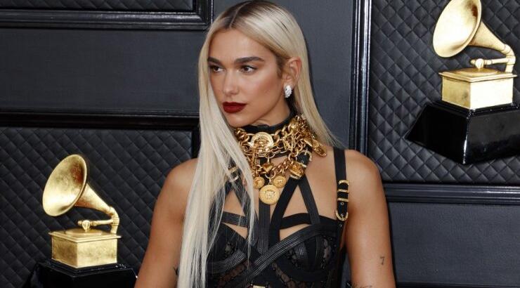 Dua Lipa: Το νέο hair look και το εντυπωσιακό μακιγιάζ στα Grammy Awards