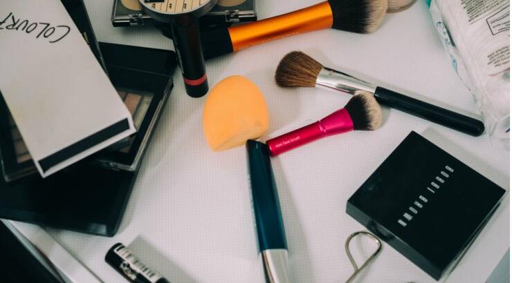 8 λόγοι που θα σε κάνουν να σταματήσεις να μοιράζεσαι τα καλλυντικά σου!