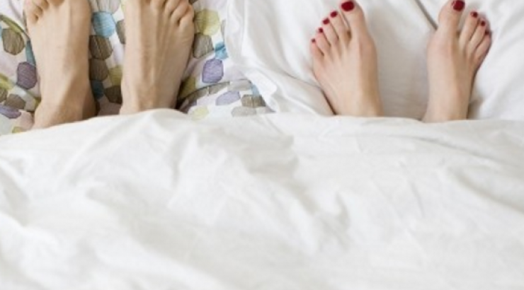 Το να μοιράζεσαι το κρεβάτι με το ταίρι σου κάνει κακό στην υγεία σου!