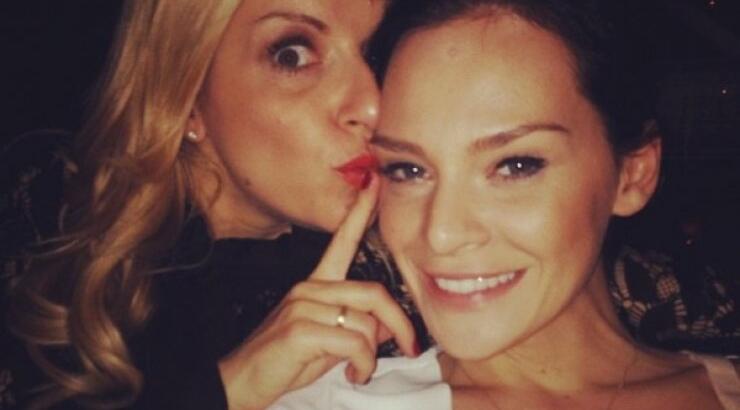 Υβόννη Μπόσνιακ: Πήγε για πίτσα με την κουμπάρα της, Μαρία Μπεκατώρου!