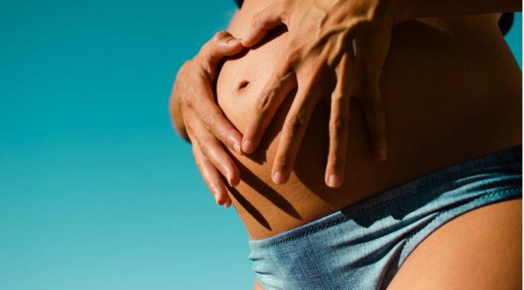 Belly-botton: Η πλαστική του ομφαλού για τις νέες μανούλες