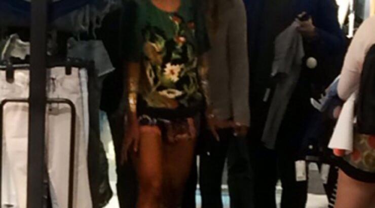 Διάσημη τραγουδίστρια ταξίδεψε με το ιδιωτικό της jet για να ψωνίσει από το Topshop [εικόνες]