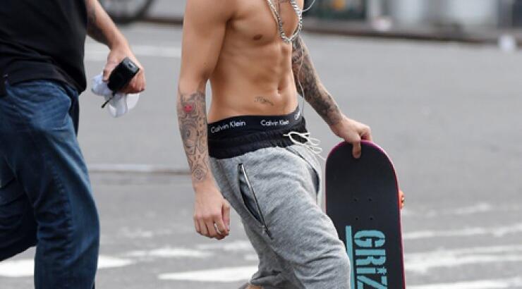 Justin Bieber: Δείτε τον να κάνει skating ημίγυμνος 