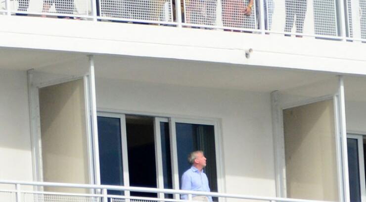 Τι κάνει ο Bieber στο μπαλκόνι με τους κολλητούς του; [εικόνες]