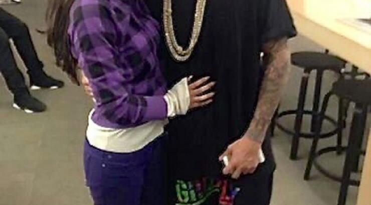 Απίστευτο! Ο Justin Bieber αγοράζει κινητά τηλέφωνα σε θαυμάστριές του