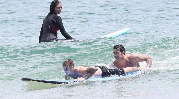 O Justin Bieber κάνει surfing [φωτογραφίες]