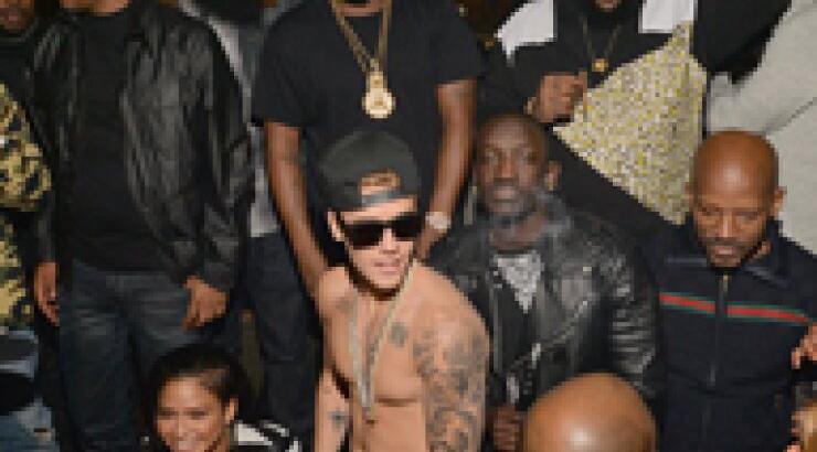 Justin Bieber: Διασκεδάζει ημίγυμνος [φωτογραφίες]