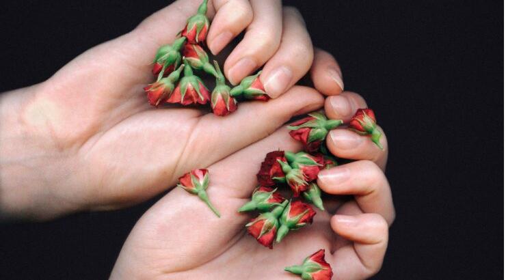 Έτσι θα προφυλάξεις τα χέρια σου από την ξηρότητα που προκαλεί ο χειμώνας