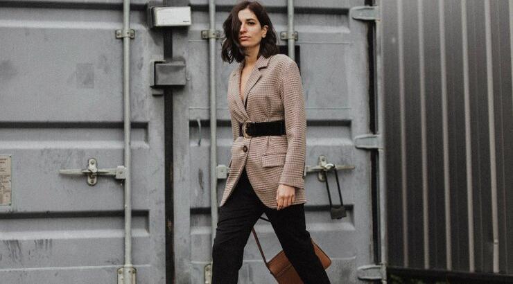 Το στιλιστικό τρικ που πρέπει να εφαρμόσεις αυτό το χειμώνα στο blazer σακάκι σου