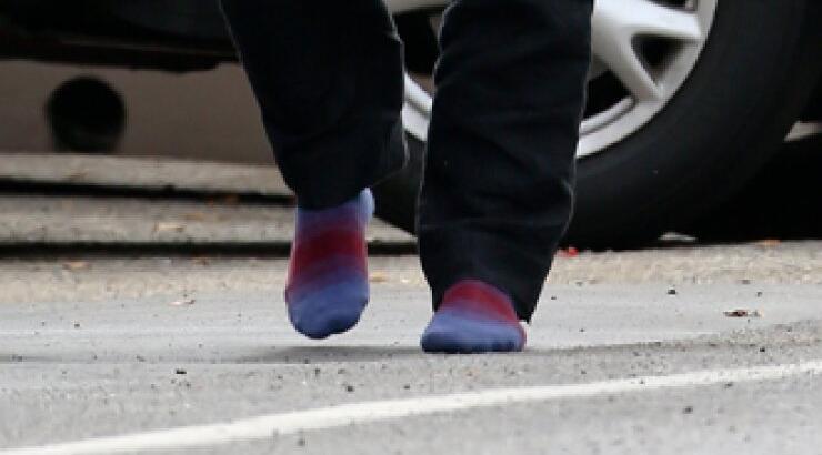 Ποιος γοητευτικός σταρ κυκλοφορεί με κάλτσες στη μέση του δρόμου; [εικόνες]