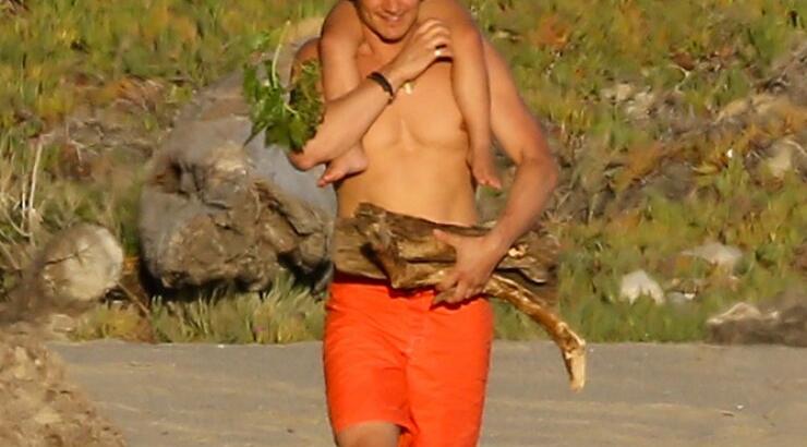 Orlando Bloom: Παιχνίδια στην άμμο με το γιο του [εικόνες]