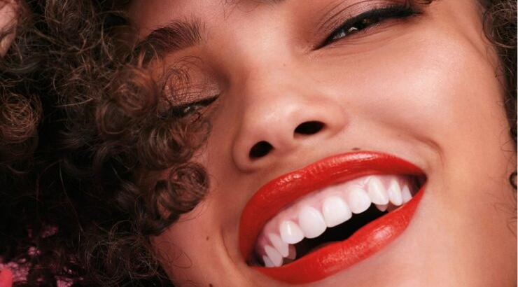 Ένα κραγιόν υγρής μορφής σε 14 πλούσιες, ενυδατικές αποχρώσεις