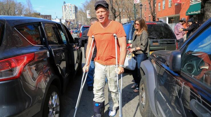 Διάσημος τραγουδιστής έσπασε το πόδι του [εικόνες]