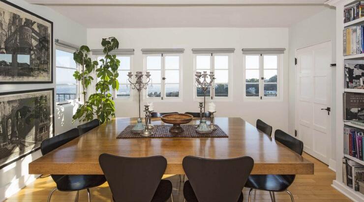 Δείτε το εσωτερικό της έπαυλης του Russel Brand!