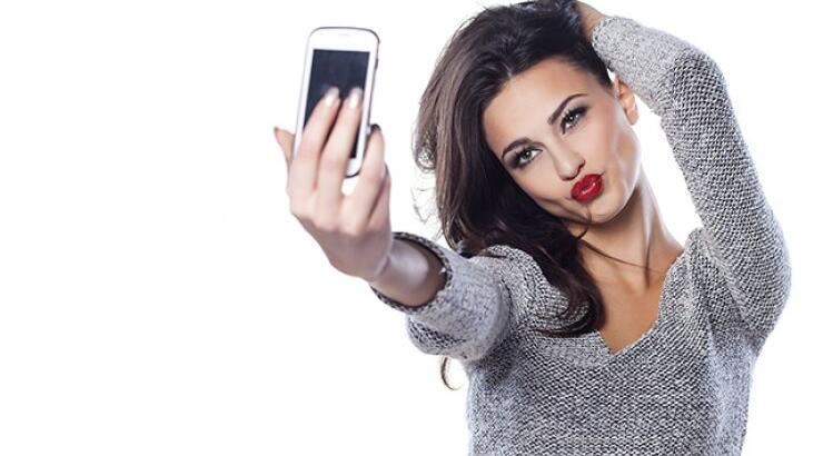  Τι κρύβουν οι πολλές selfies;