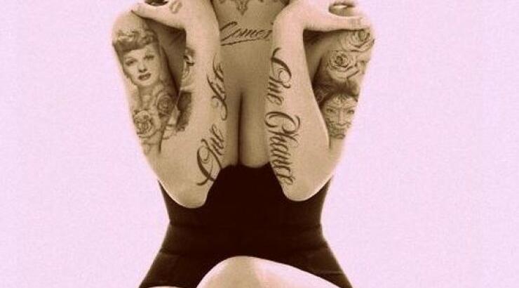 Η Κιμ και τα τατουάζ της