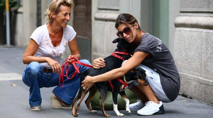Η Elisabetta Canalis λέει ναι στην υιοθεσία [εικόνες]