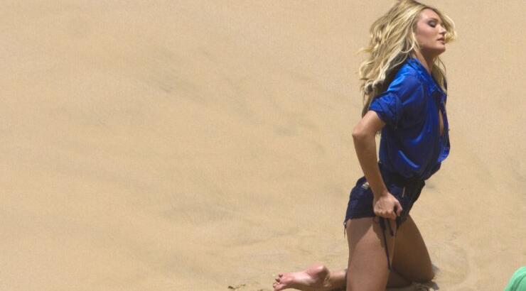 Το καυτό μοντέλο της Victoria Secret και τα παιχνίδια στην άμμο [εικόνες]