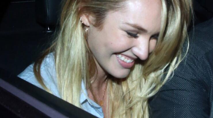 Σε βραδινή έξοδο η Candice Swanepoel με τρελά κέφια [εικόνες]