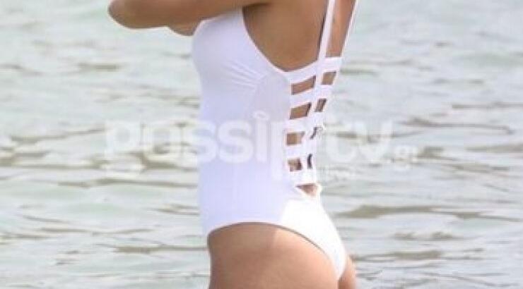 Η παρουσιάστρια που αναστάτωσε το νησί των ανέμων με το hot μαγιό της!